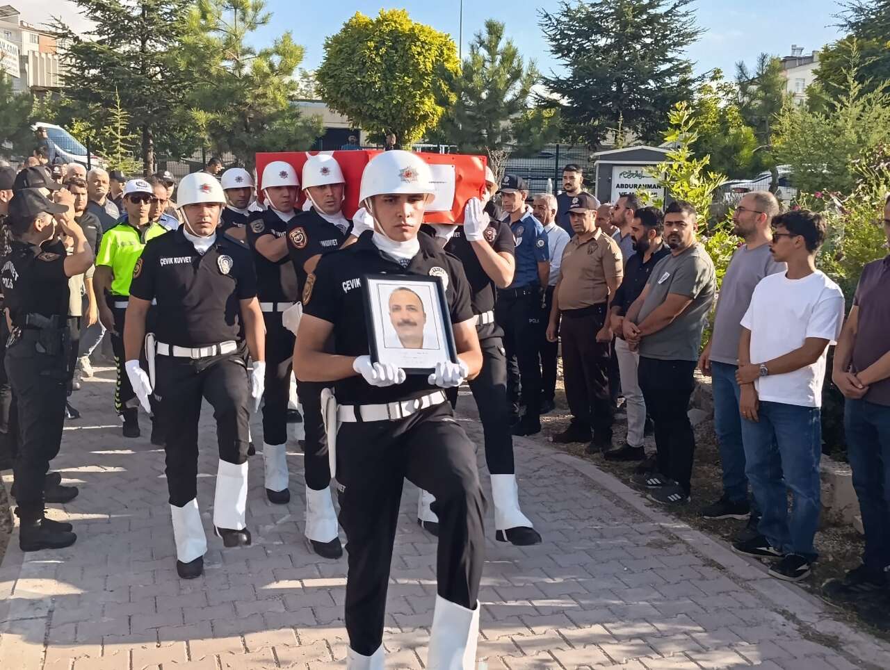 Konya’da hayatını kaybeden polis memuru son yolculuğa uğurlandı 1